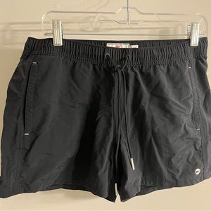 Black Women’s Vineyard Vines Performance shorts